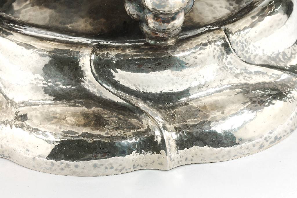 Detail c: Obstschale, 925er Silber, Bremen um 1915/20, Hammerschlagverz., Treibarbeit, 9-fach gerippt, in sich leicht gedreht, mehrfach gelappt, geschweifter ...