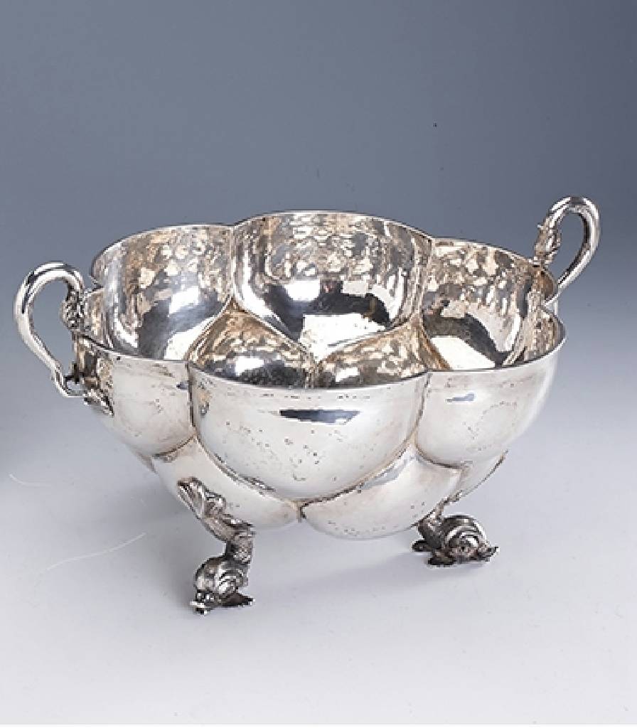Anbietschale, Silber, Neresheim um 1905/10, Hammerschlagverz., Treibarbeit, Griffe nach dem Vorbild von 1700, in Form von Drachenköpfen, Füße in ...