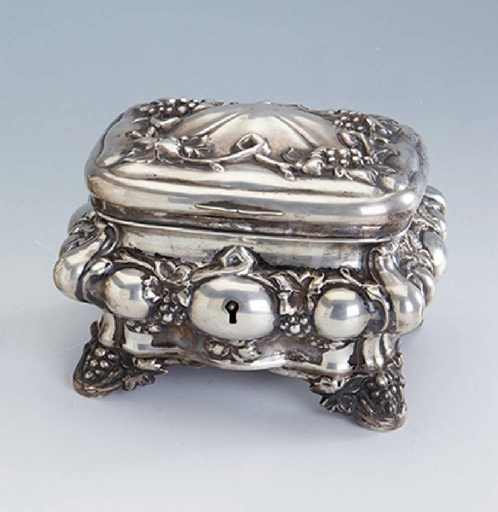 Zuckerdose, wohl Berlin um 1840/45, Silber gepr., teilverg., reicher Weinlaubdekor, erhaben gearbeitet, Deckel mit Klappscharnier,Schlüssel fehlt, ...