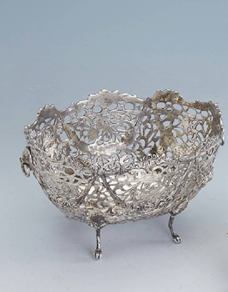 Anbietschale, wohl Hanau um 1900, 800er Silber, reine Sägearbeit, schöne schwereQualität, Durchbrucharbeit mit Girlanden und Rosendekor, ca. 215 ...