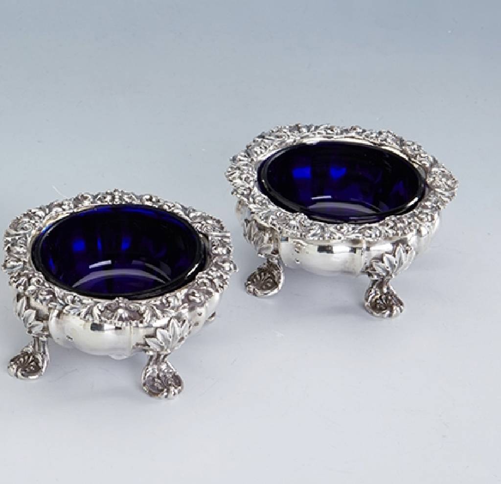 Gewürzschälchenpaar, England, London 1829, 925er Silber, abstr.-floral verziert, auf 4 Füßen stehend, blaue Glaseinsätze sek., H ca. 4 cm, D ...