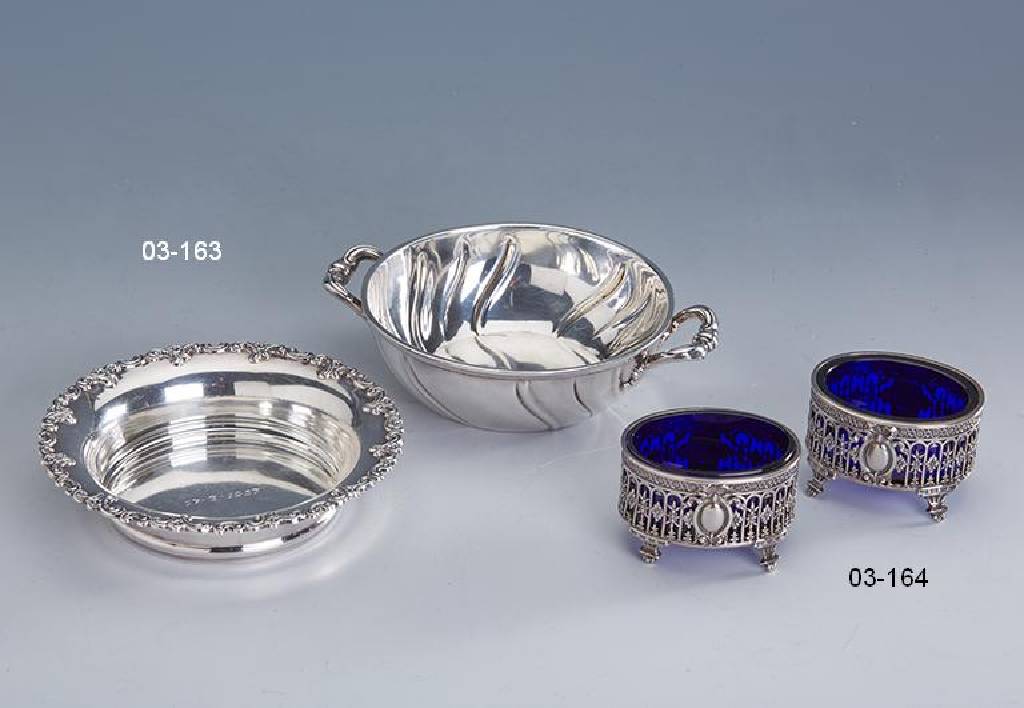 Konvolut 2 Anbietschälchen, 800er Silber, 1x deutsch um 1910, Vertr. Herm. Jürgens, D. mit Griffen ca. 18 cm, 1x deutsch um 1950, Rand mit ...
