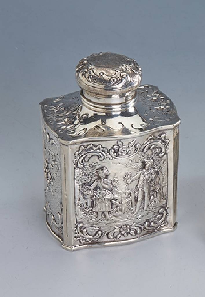 Teedose, Hanau um 1910, 800er Silber, reiche Szenerie, nach holländischem Vorbild, Meistermarke WSI unged., H. ca. 12 cm, ca. 285g
