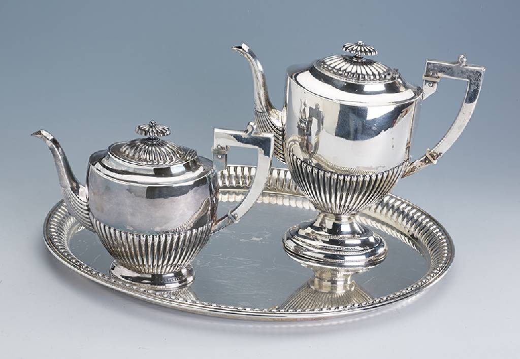 Kaffee-/Teekanne auf Tablett, deutsch um 1900, Inschrift sek.: 1939-1964, Kaffeekanne H. ca. 22 cm und Teekanne H. ca. 14 cm, Bruckmann & Söhne, ...