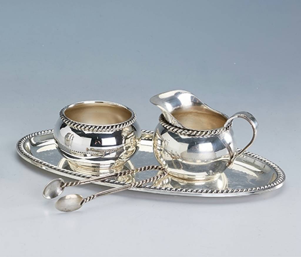 Sahnegießer und Zuckerschale mit Zucker- zange auf Tablett, Lutz & Weiss, 835er Silber, Kordelverzierung, H. ca. 4 und 6 cm, Tablett: 23 x 13 cm, ...