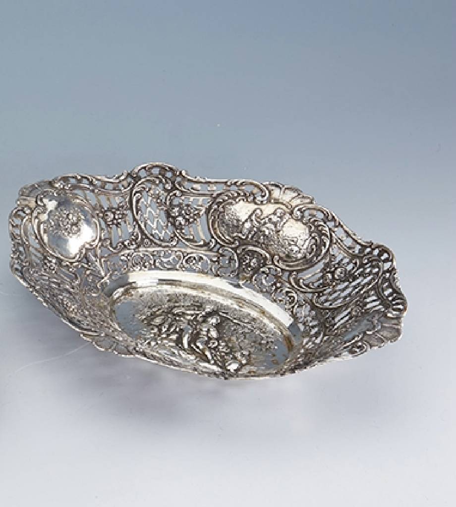 Anbietschale, Hanau, 800er Silber, Durchbrucharbeit, reich verziert, Rosendekor, galante Szenerie, sehr gute Arbeit, ca. 385 g, ca. 31 x 24 cm