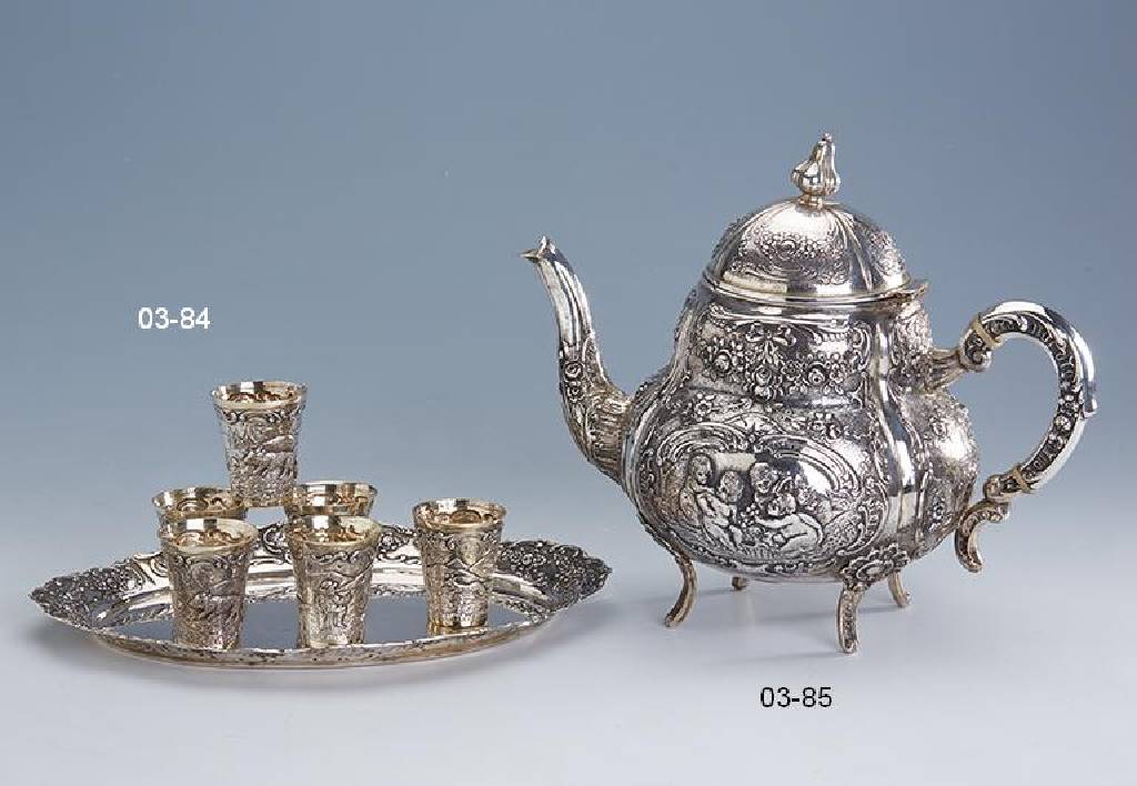 Teekanne, Hanau, 1960/70er Jahre, 800er Silber, sehr schöne Arbeit, reicher Rosendekor und Rocaillen, Szenerien mit Putti, H. ca. 22 cm, ca. 815 g