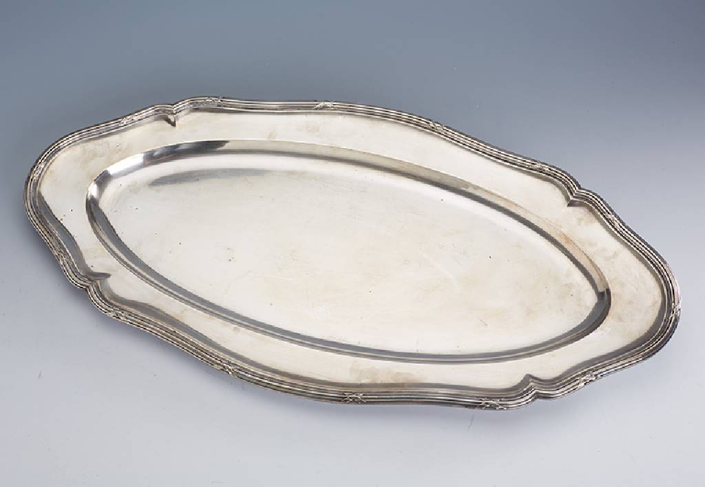 Tablett, 800er Silber, deutsch um 1900, Wilkens/Bremen, Rand gerippt mit Kreuzbandverzierung, ca. 1925 g, ca. 61 x 31.5cm, passend zu Kat.-Nr. 03-122