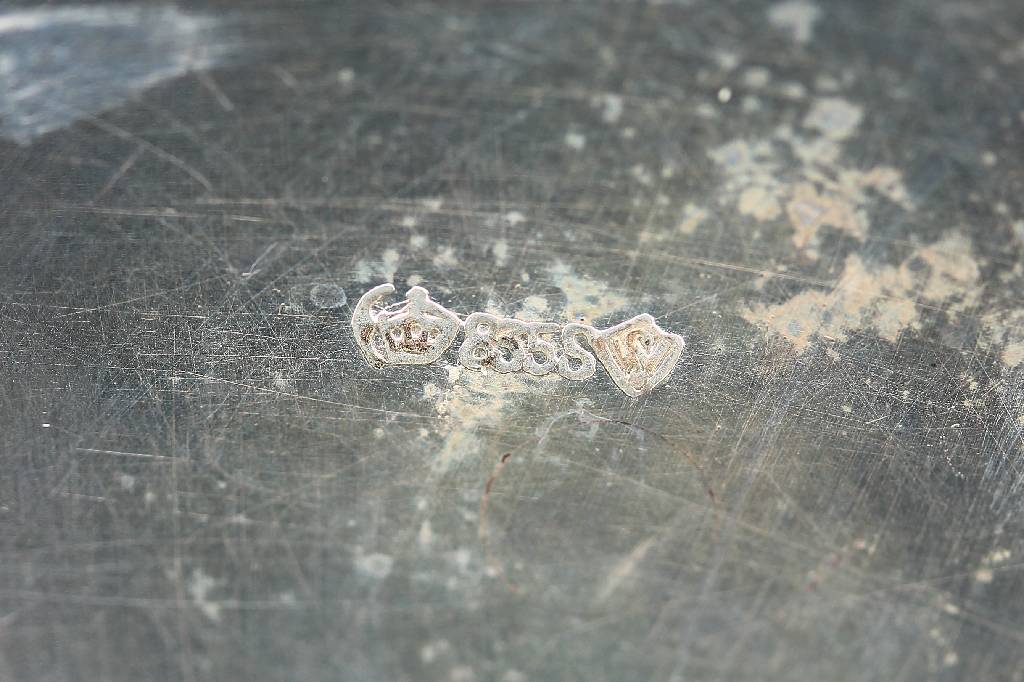 Detail a: Teekanne, Lutz & Weiß/Pforzheim, 1925/30, 835er Silber, Hammerschlagverzierung, Griff aus Ebenholz, gebauchte Form, Fuss dreifach getreppt, ca. 535 ...