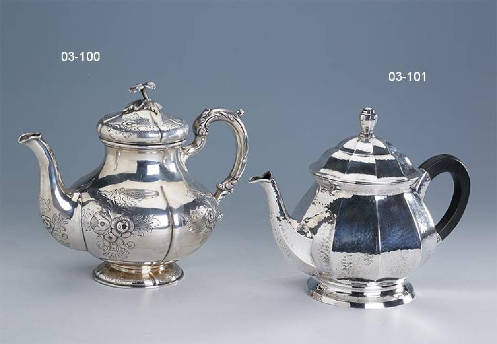 Teekanne, 800er Silber, um 1870, ca. 625 g,floral grav., Deckelbekrönung in Form einer Blüte, reich verz., bauchige Form, H. ca. 19 cm