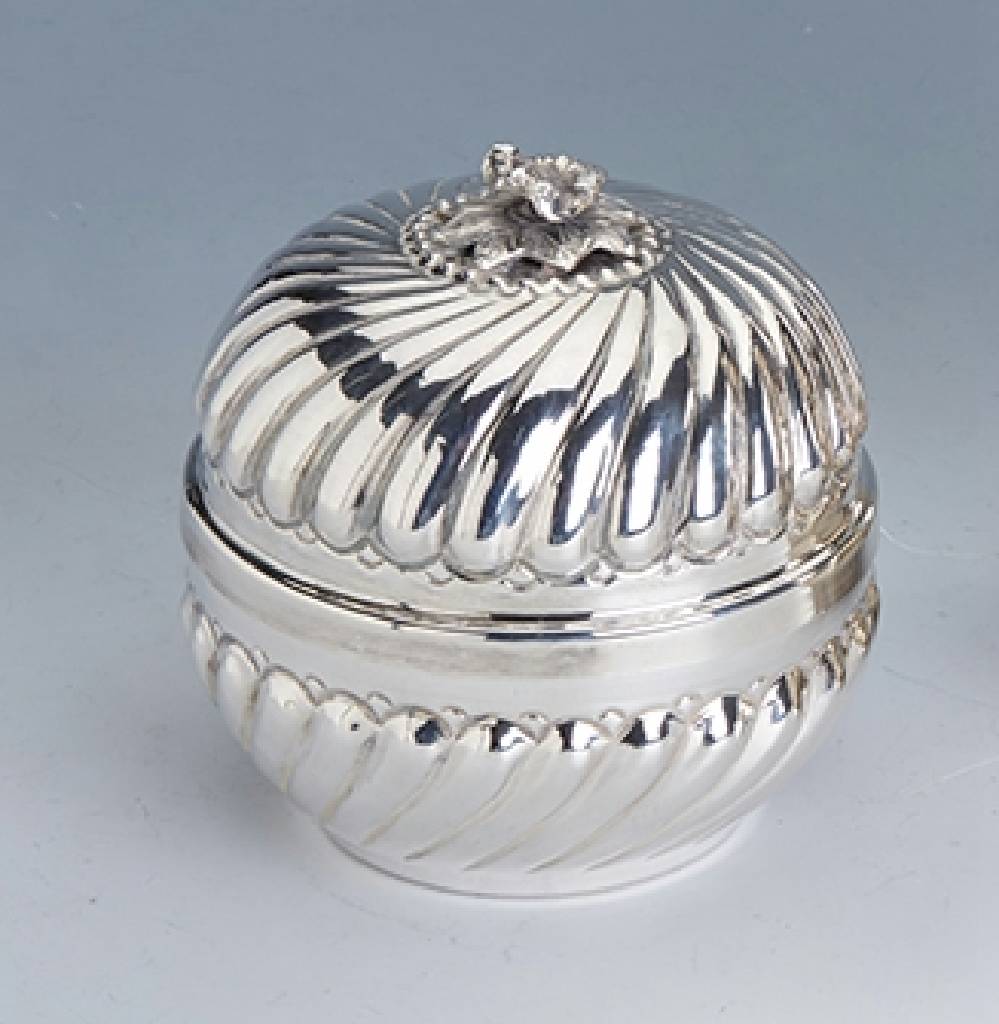 Bonbonniere, 900er Silber, wohl Italien um 1970/80, innenverg., Deckelbekrönung in Form einer Blüte, geschweiftes Dekor,schließt nicht richtig, ...