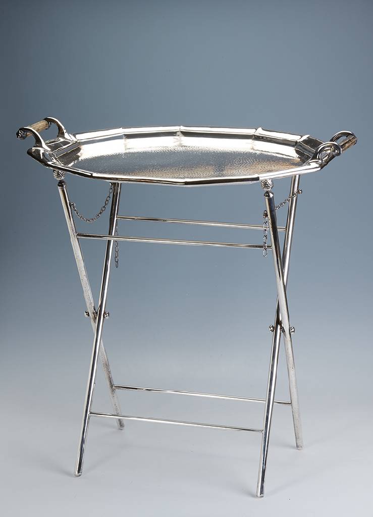 Großes Tablett, USA, 1930/40er Jahre, versilbert, Vorbild 1860/70, Boden mit Hammerschlagverz., Griffe mit Holzeinlagen, (1 Griff ohne ...