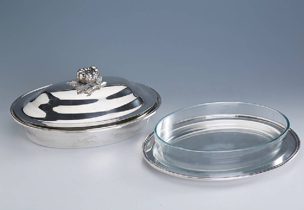 Deckelterrine mit Glaseinsatz, Metall versilbert, florale Deckelbekrönung, ca. 34x 25 cm, dazu ovales Tablett mit Glas- auflaufform, ca. 35.5 x ...