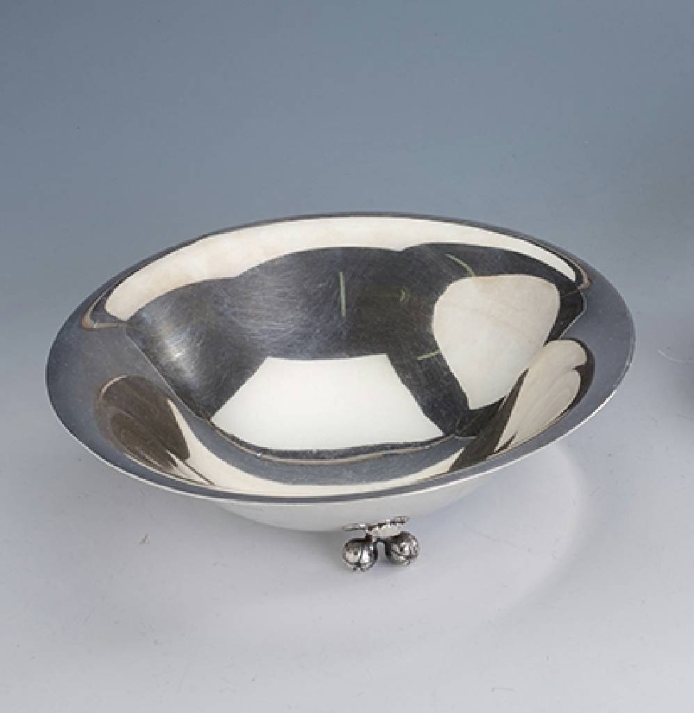 Anbietschale, Kopenhagen 1941, 830er Silber, auf 3 stil. Früchtefüßen, Wardeinmarke Siigsgard, Delle, Widmung von 1943 auf Außenwandung, H ca. 8 ...