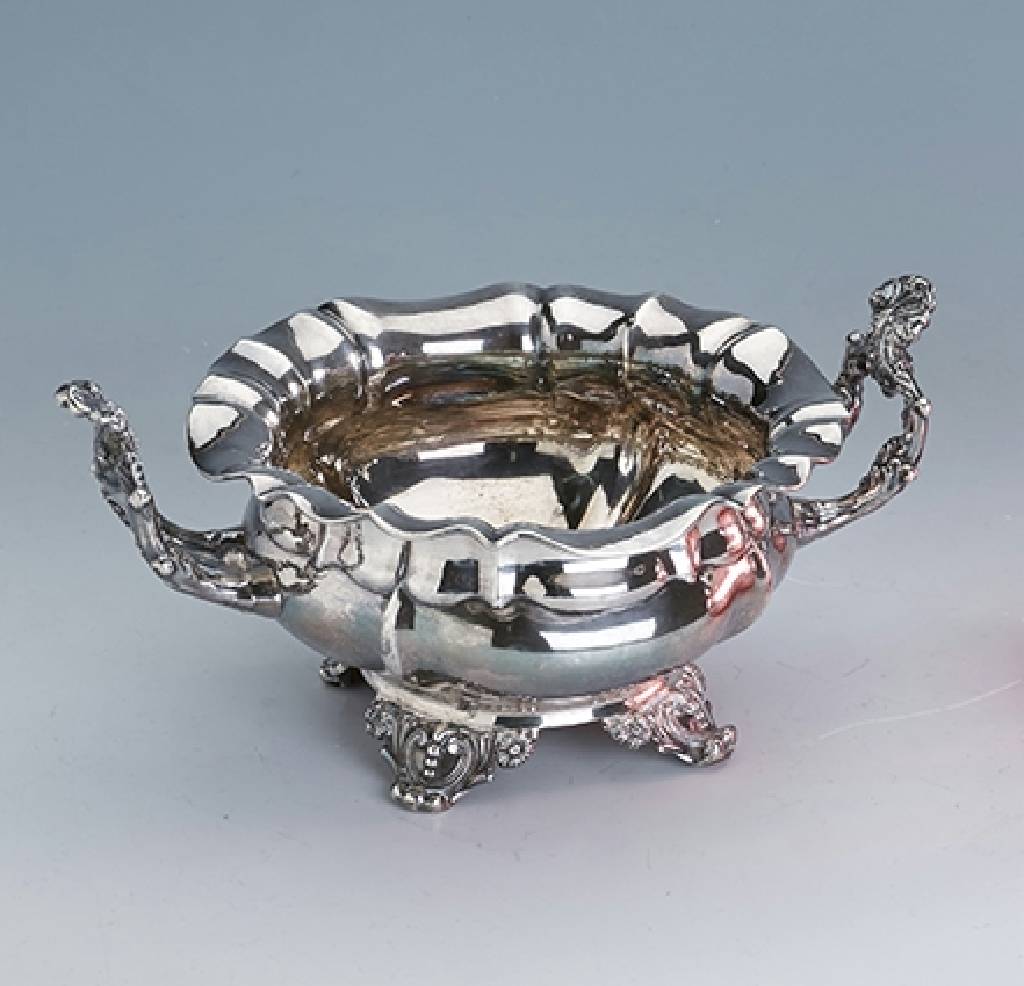 Anbietschale, wohl England um 1830, Punzen besch., Silber gepr., stiltyp., reine Handarbeit, z.T. nachgestochen, auf 4 Füßen stehend, Griffe mit ...