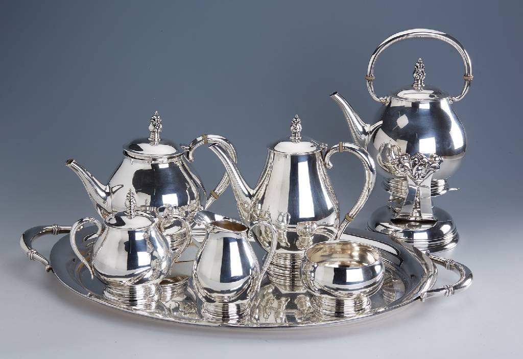 Großes Kaffee- und Teeservice, 8-teilig, USA, Sterling Silber, ca. 5.488 g, best. aus: Kaffeekanne, Teekanne, Wasserkanne, Sahnekännchen, ...