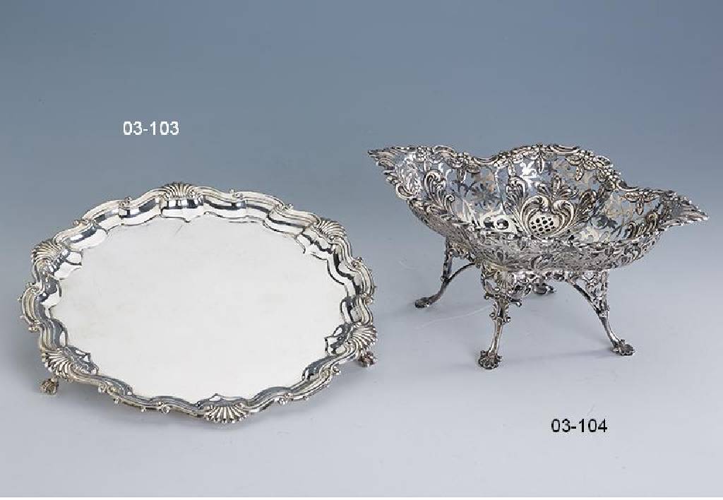 Tablett, 925 Silber, London um 1887, ca. 510 g, Rand getreppt und mehrfach geschwungen, auf 3 Füßen in Form von Krallen, reines Barock, bez. ...