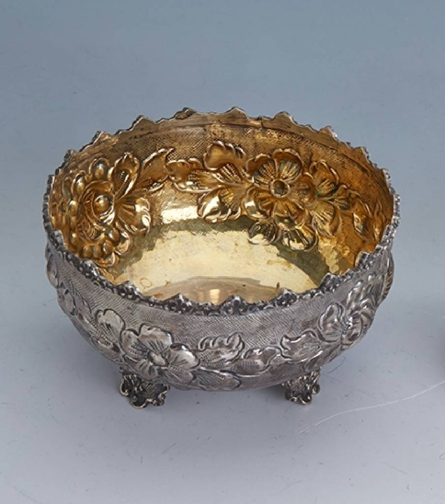 Anbietschälchen, 800er Silber, Hanau um 1910, nach Augsburger Vorbild 2. Hlft. 18. Jhdt., innenverg., floraler Dekor, auf 3 Füßenstehend, ...