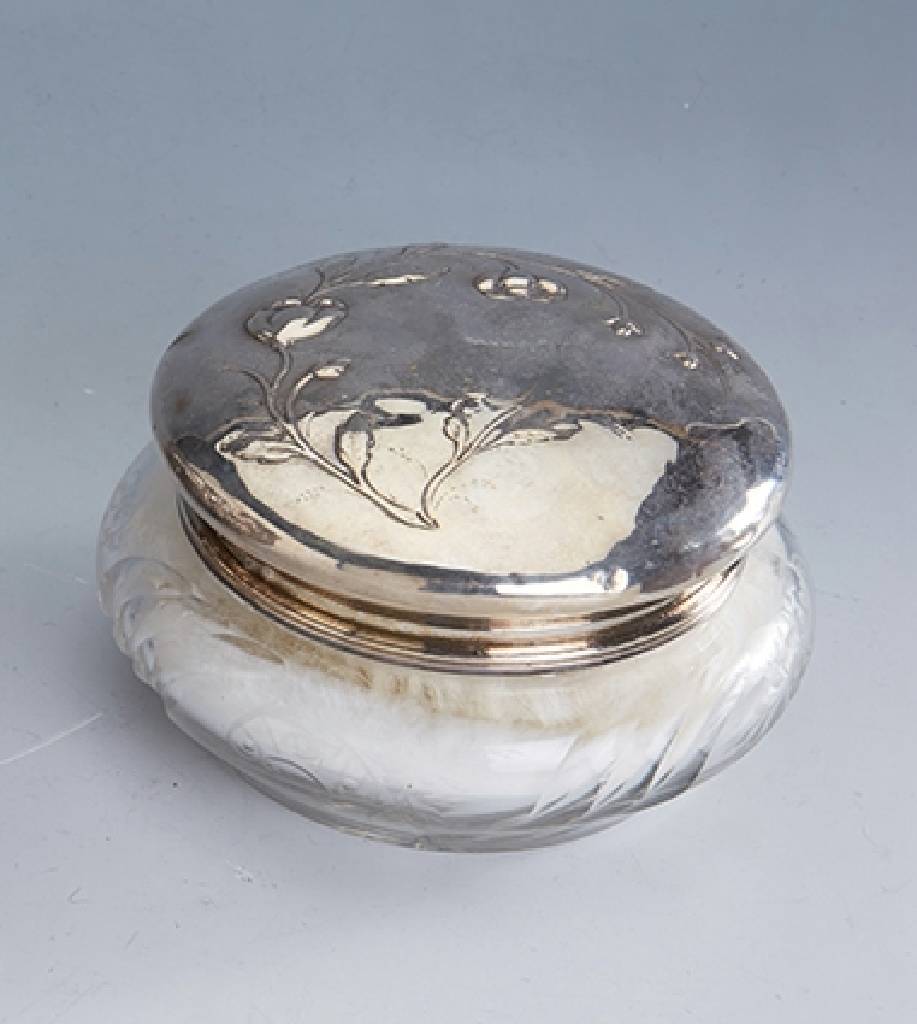 Puderdose, Frankreich um 1900, 950er Silberund Kristallglas, reiner Jugendstil, mit Puderquaste, D. ca. 10.5 cm