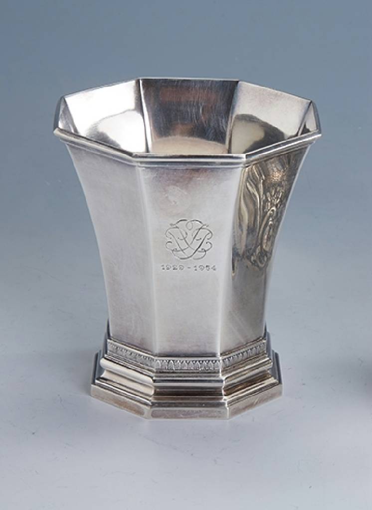 Vase, Kopenhagen 1949, 830er Silber, stil. Akanthusbandverzierung, Fuß mehrfach getreppt, Widmung auf Boden, Wandung mit Bes.-Monogr. und dat., H. ...