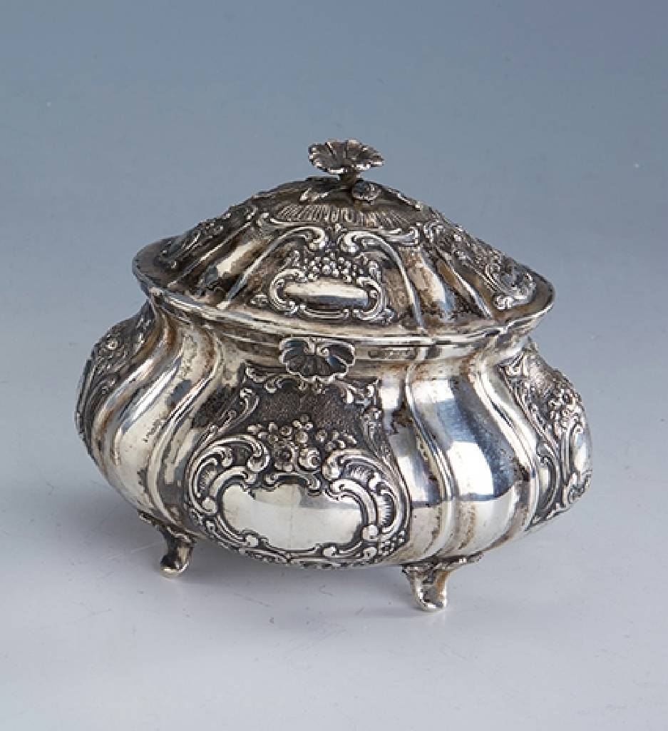 Zuckerdose, Silber gepr., Hanau um 1890/1905, ca. 350 g, barockisierend, gebauchte Form, Deckel mit Klappscharnier und Deckelbekrönung in Form ...