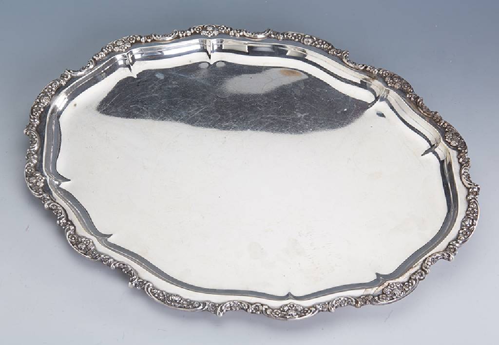 Großes Tablett/Anbietplatte, deutsch um 1960, 925er Silber, Meistermarke Otto Wolter, Schwäbisch-Gmünd, Rand gewellt mit Rosendekor, ca. 1425 g, ...