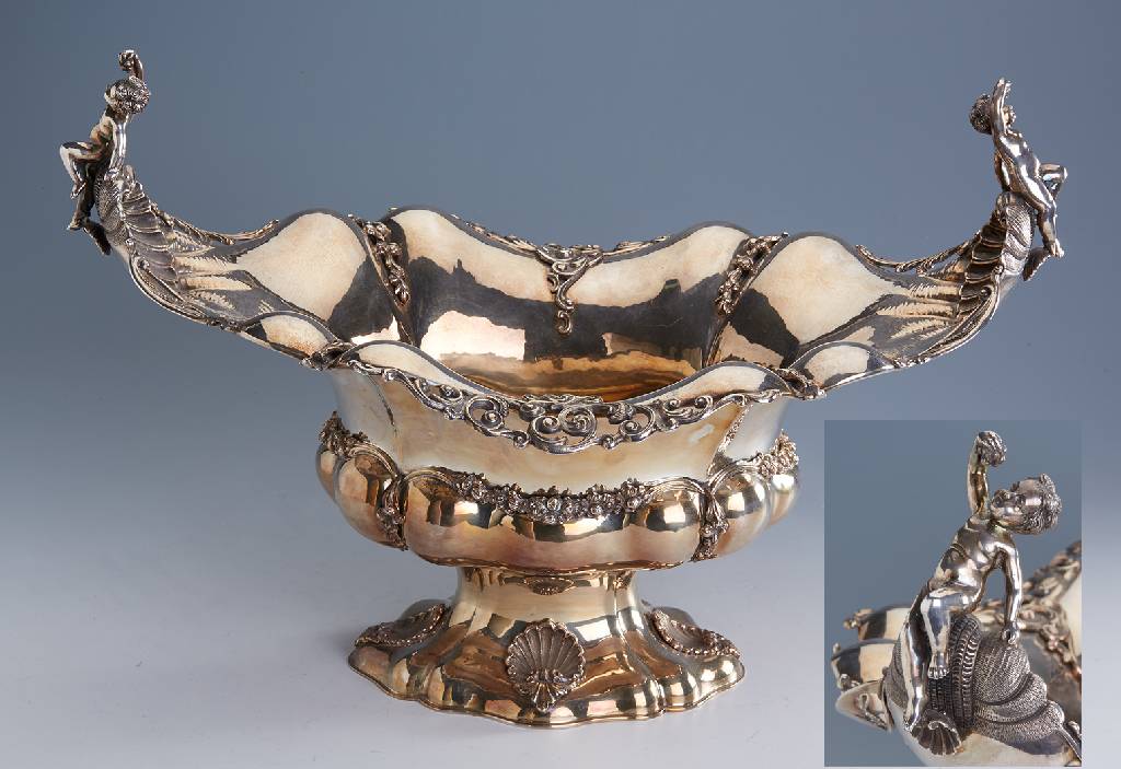 Große Prunkanbietschale, Italien, 800er Silber, reicher, z.T. plastischer Dekor mit Muscheln, Griffe in Form von Putti mit Muschel, aufgel. ...