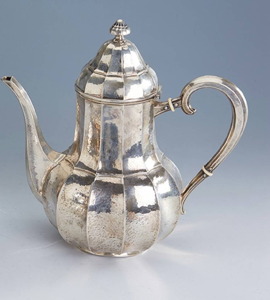 Kaffeekanne, deutsch um 1900, 800er Silber, Meistermarke wohl Peters Kevelaer, Hammerschlagverzierung, Deckel mit Scharnier, Griff mit Dämmringen, ...