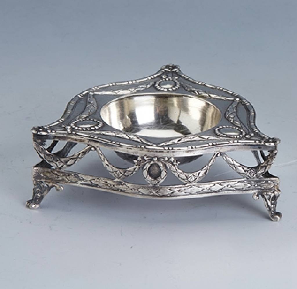 Salzgefäß nach dem Vorbild des 18.Jhdt., Hanau, 800er Silber, um 1900, Meistermarke SR, Girlandenverzierung, Monogr.-felder frei, H. ca. 4 cm, D ...