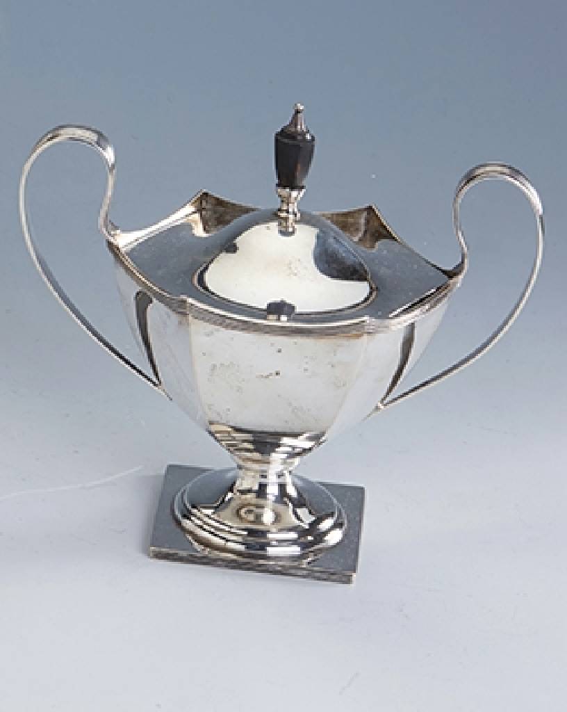 Zuckerdose, Silber, Schweden um 1918, 6-eckige Grundform, Fuß gestuft, Rand 4-fach gerillt, mit Deckel, 2 geschwungene Henkel, H. ca. 17 cm, ca. ...