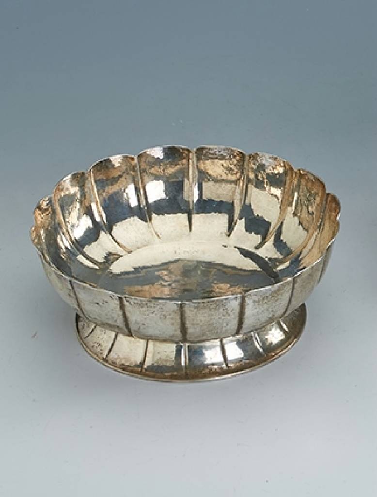 Anbietschale, Schweiz/Jezler, um 1910, 800er Silber, Treibarbeit, Hammerschlagverz., vielfach gelappt, D. ca. 18 cm, ca. 375 g
