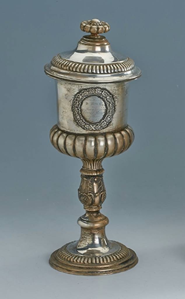 Pokal, deutsch um 1841, Silber, ca. 460 g, eklektizistischer Stil, in sich 10-fach gegliedert, Akanthus und Zahnfriesdekor, Innenverg., Widmung: zum ...