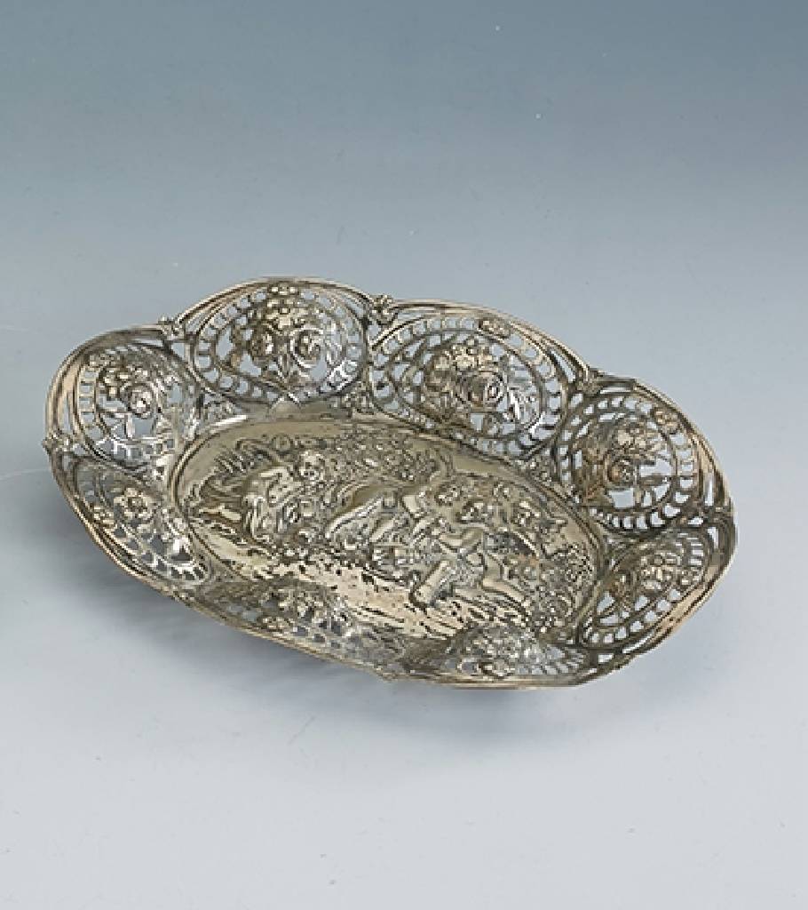 Buckelschale, wohl Hanau um 1900, 800er Silber, mittig Puttenszenerie, Rand mit reicher Rosenverz., Durchbrucharbeit, sehr aufwändig, ca. 200 g, ...