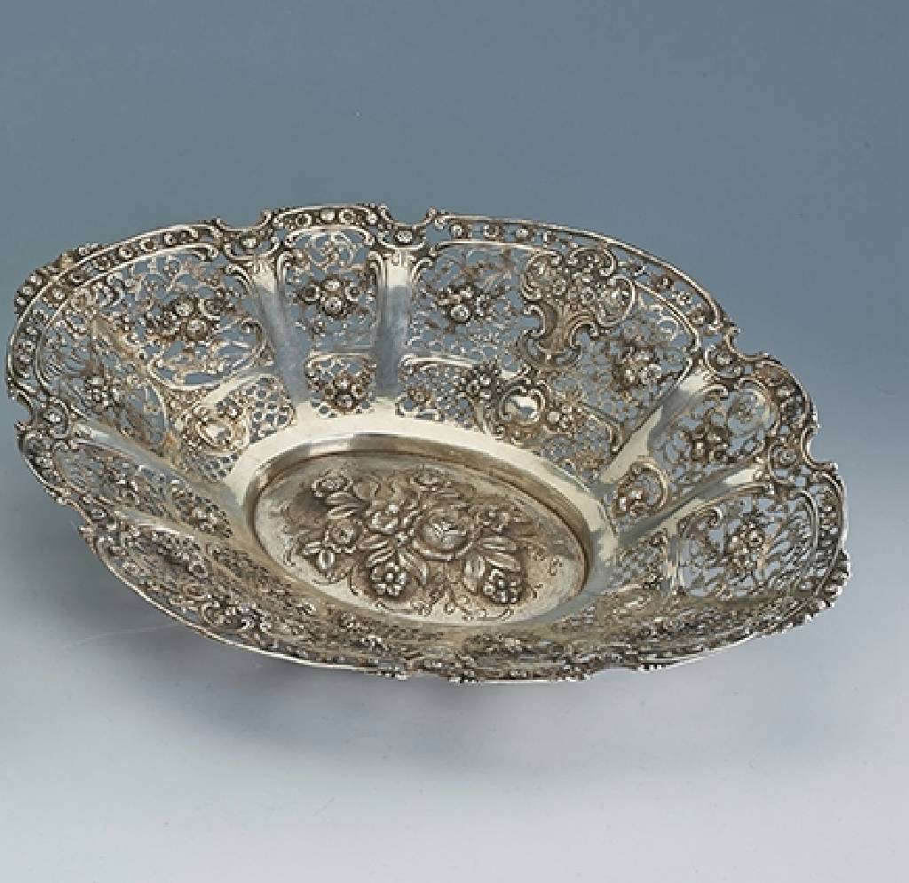 Prunk-Anbietschale, Hanau um 1910, 800er Silber, Durchbrucharbeit, Blumen-, Rosen- und Vasendekor, part. nachgestochen, ca. 41 x 32 cm, ca. 795 g