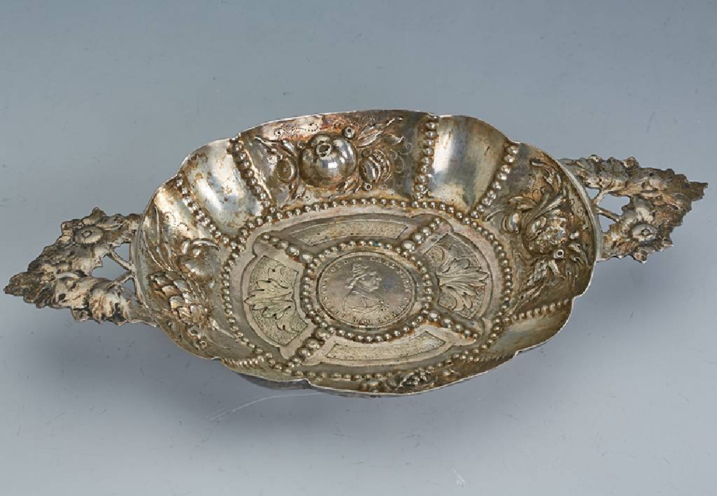 Branntweinschale mit Münzeinlage, um 1890, Silber, ca. 130 g, nach Augsburger Vorbild,erhabener Früchtedekor und Perlleistenverz., eingelassene ...