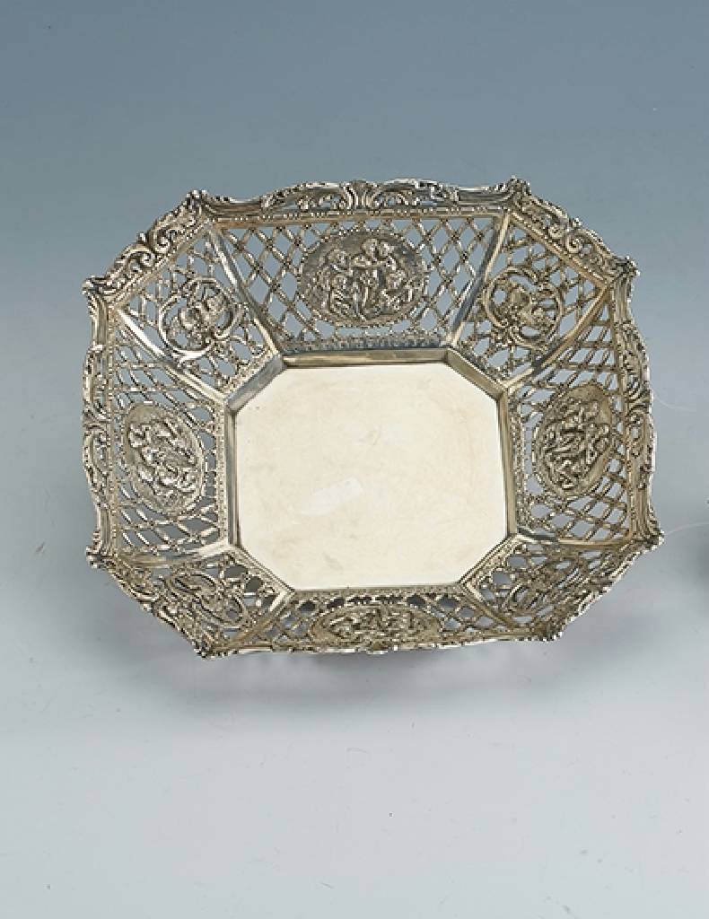 Anbietschale, Hanau um 1910, 800er Silber, Meistermarke: Arnold, reiche Durchbrucharbeit, Kartuschen mit Puttenszenerie, ca. 340 g, ca. 22 x 22 cm