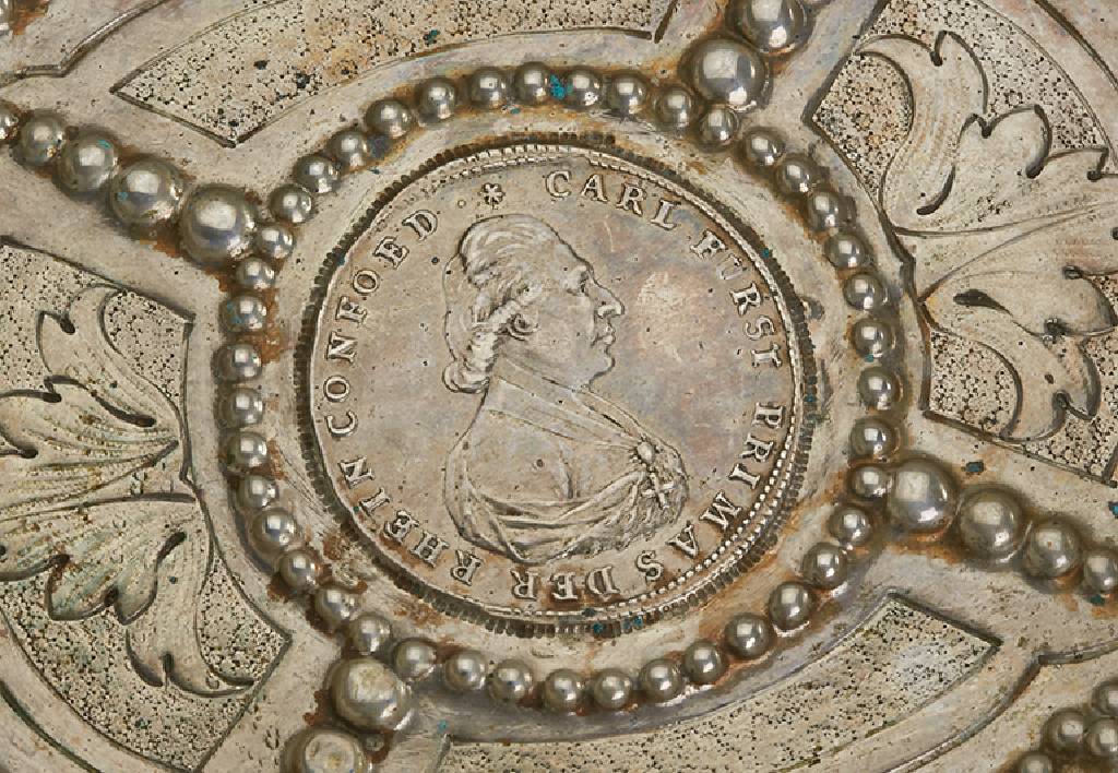 Detail a: Anbietschale, Hanau um 1910, 800er Silber, Meistermarke: Arnold, reiche Durchbrucharbeit, Kartuschen mit Puttenszenerie, ca. 340 g, ca. 22 x 22 cm