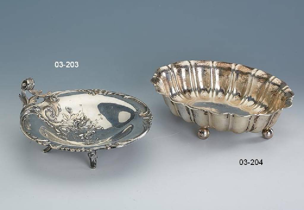 Kugelfußschale, deutsch um 1900, 800er Silber,ca. 645 g, vielfach gegratet und geschweift, Hammerschlagverzierung, qualitätvolle Treibarbeit, ...
