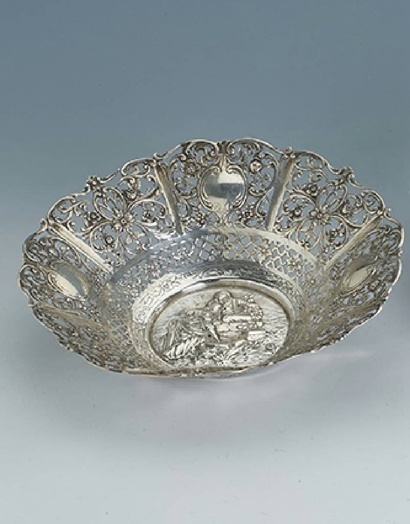 Anbietschale, wohl Hanau um 1930, 800er Silber, ca. 360 g, Durchbrucharbeit, Fond mit Darstellung eines Liebespaares, reicher Rosendekor und ...