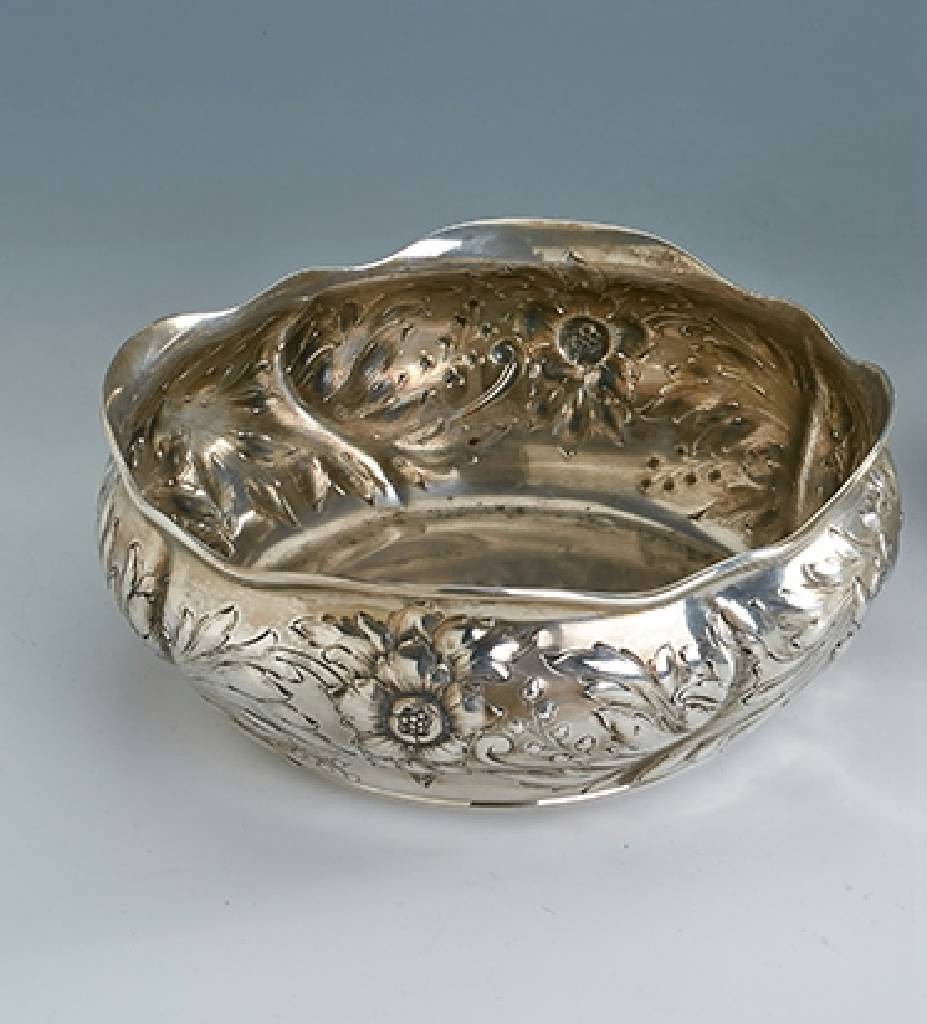 Schwere Schale, deutsch um 1910, 800er Silber, ca. 860 g, umlaufender Barockstil, in sich vielfach gewellt und gebaucht, Akanthusblattverz., ...