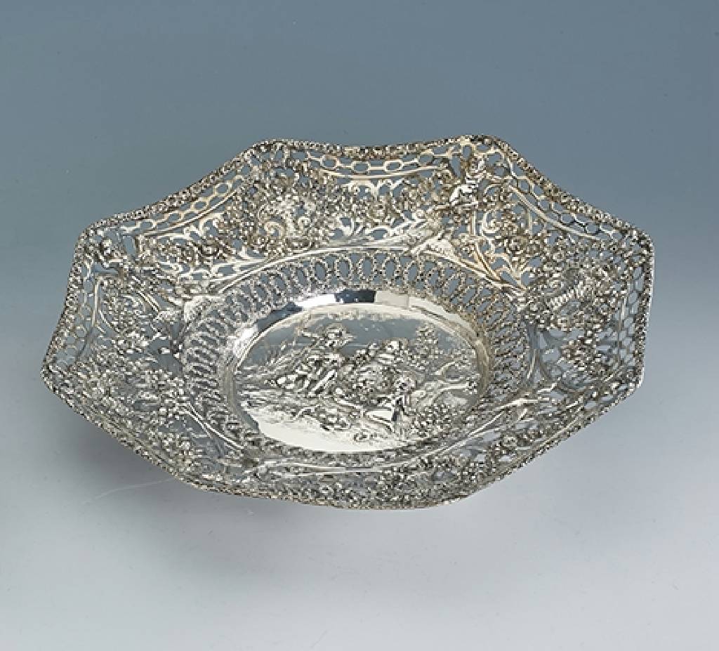Prunkschale, wohl Hanau um 1910, Silber, ca. 515 g, Blumen-, Putten- und Girlandendekor,in Kartuschen bzw. als Hauptbild, 8-fach unterteilt, mit ...
