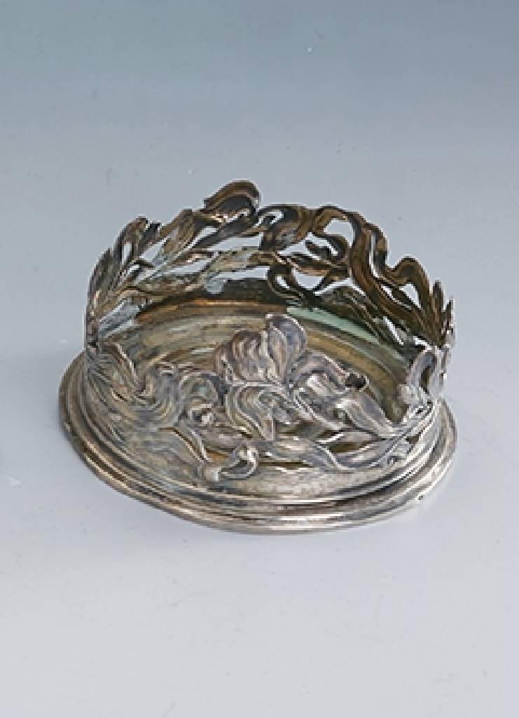 Flaschenuntersetzer, deutsch um 1900, 800er Silber, ca. 90 g, an einer Stelle gebrochen, umlaufendes Iris- und Irisblattdekor, Durchbrucharbeit, ...