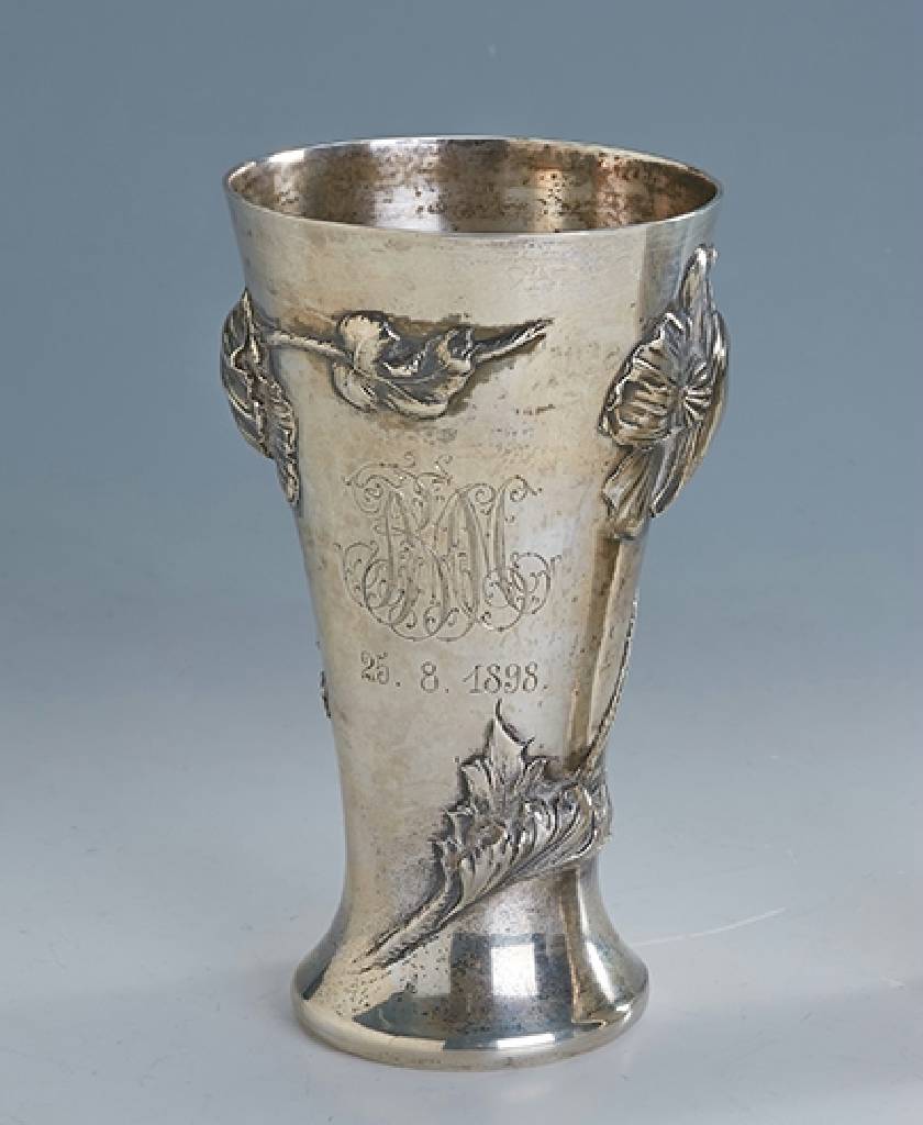 Jugendstilbecher, Berlin um 1898, 800er Silber, ca. 315 g, dat. 25.08.1898, erhabener Klatschmohndekor,asymm. angeordnet, partiell nachgestochen, ...