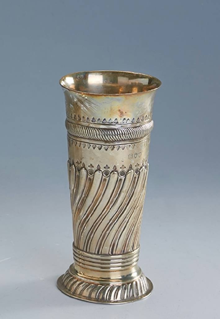 Becher, London um 1894, Silber, ca. 160 g, reicher Band- und Zahnfriesdekor, Kordelverzierung, Meistermarke unleserlich, punz. und grav., H. ca. 15 ...
