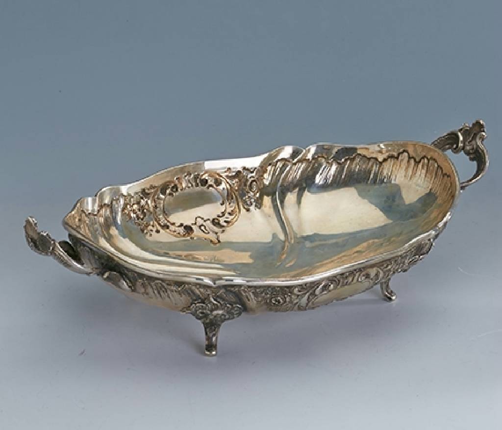 Anbietschale, wohl Hanau um 1900, 800er Sil- ber, ca. 670 g, Vertreiber Louis Werner/Berlin, Rokoko Dekor asymm., geschwungene Beine, Kartuschen ...