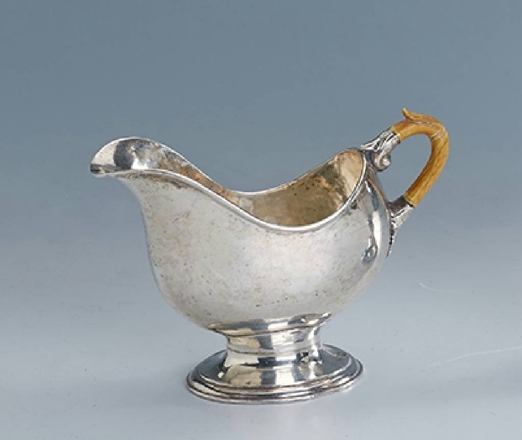 Sauciere, deutsch um 1890, 800er Silber, ca. 165 g, Hammerschlagverzierung, reine Treibarbeit, Barockstil, Griff in Elfenbein, l. verfärbt, H. ca. ...