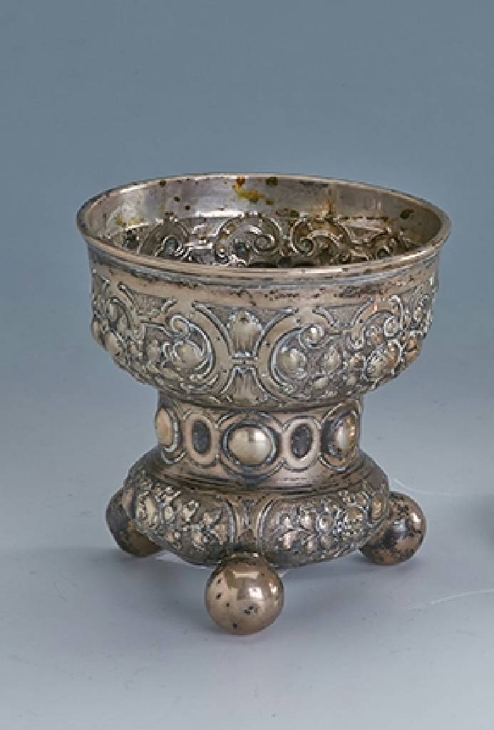 Kugelfußbecher, wohl Hanau um 1900, 800er Silber, ca. 190 g, nach dem Vorbild des 17.Jhdt., in sich 3-fach geteilt, Spätrenaissancemuster, ...