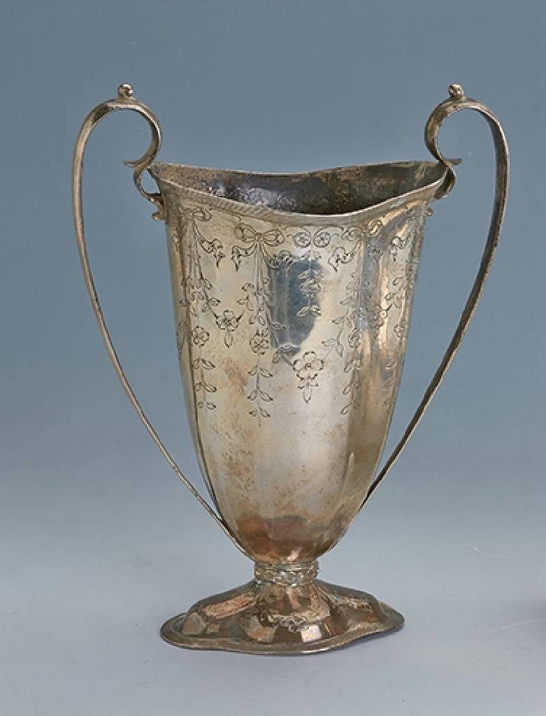 Doppelhenkelvase, um 1900, Sterling Silber, ca. 405 g, Barockstil, florale Gravur, Stand 6-fach gerillt und geschweift, Blumenblätter und ...