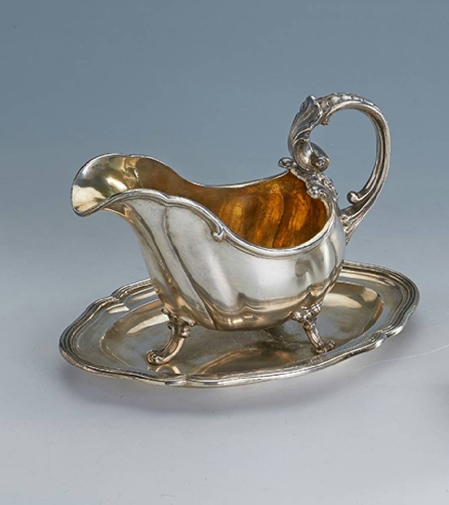 Sauciere, deutsch, 800er Silber, ca. 745 g, in sich reich geschweift, S-Henkel, Akanthusblattverz., teilverg., Adelswappen, schwere Qualität, ...