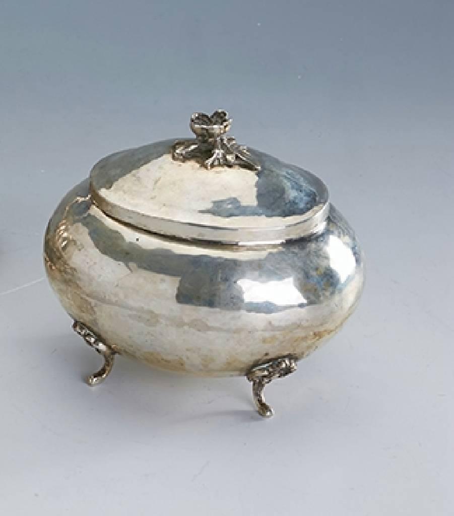 Zuckerdose, deutsch um 1900, 800er Silber, ca.275 g, Hammerschlagverzierung, reine Treibarbeit, Blumenbekrönung, Akanthusblattverzierung, wohl ...